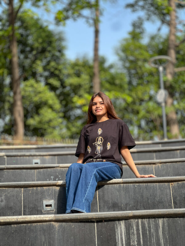 कृष्ण सदा सहायते - Oversize T-shirt - Image 3